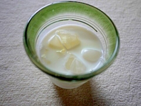 氷を浮かべて★リンゴ酢牛乳